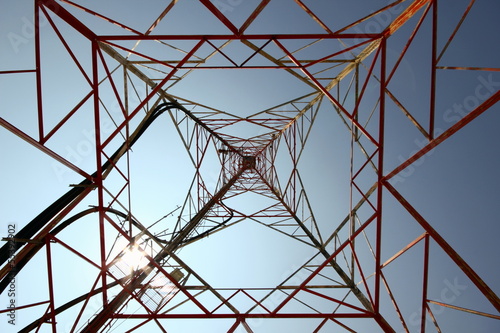 Foto looking up inside a metal pylon tower with geometrical pattern of triangles