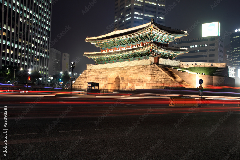 Naklejka premium ライトアップされる南大門とソウルの街並み