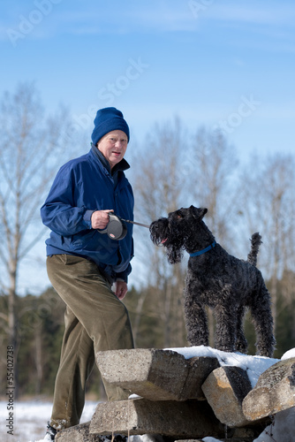Rentner mit Kerry-Blue-Terrier