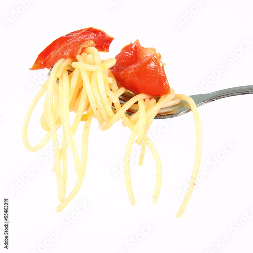 Pasta with tomatoes and garlic on a fork