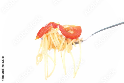 Pasta with tomatoes and garlic on a fork