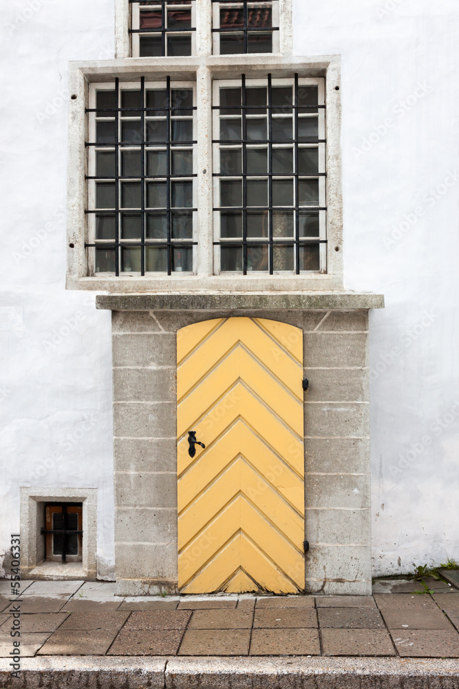 Obraz premium old wooden door with white wall