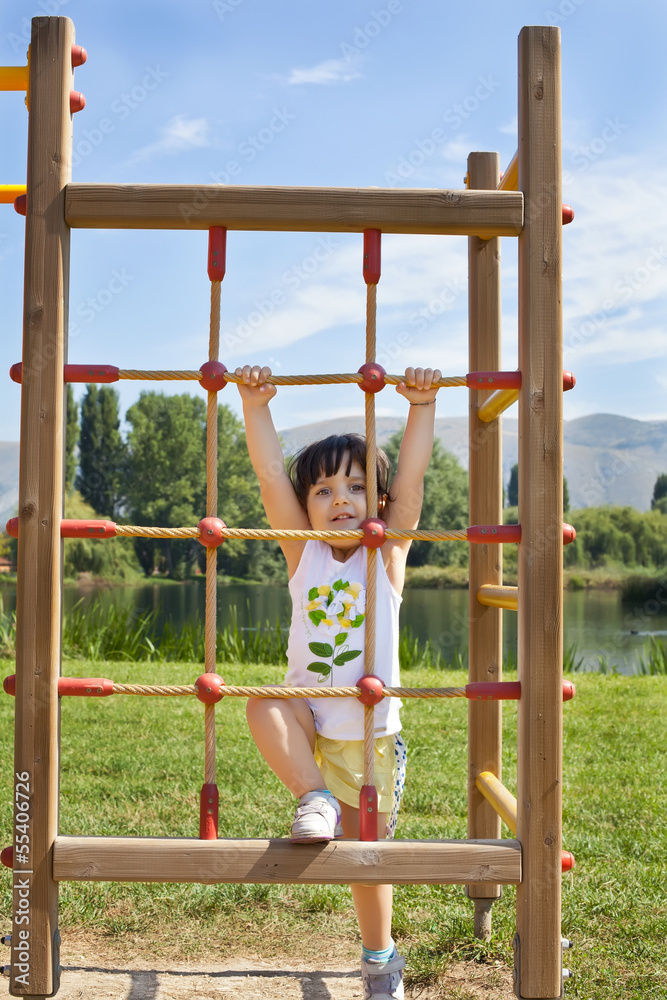 Obraz premium bimba che gioca arrambicandosi