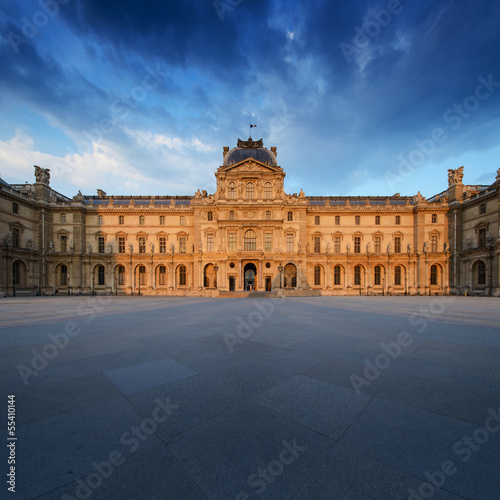 Valokuvatapetti Louvre Museum Paris at sunset
