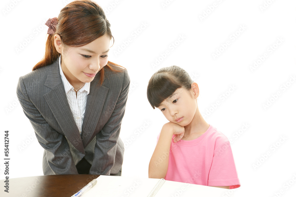 勉強に励む女の子 勉強に励む女の子