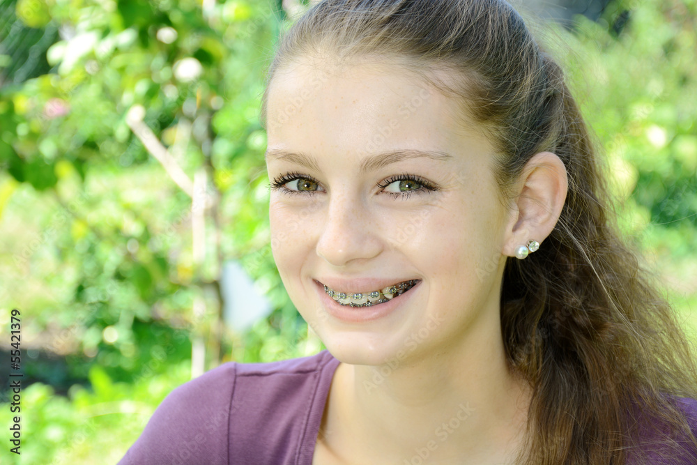 Freundlicher Teenager im Park Freundlicher Teenager im Park