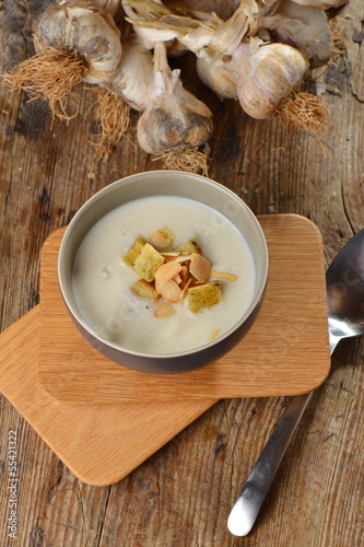 Garlic cream soup with croutons and almonds