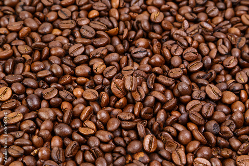 medium roasted fresh coffee beans © GCapture