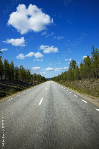 Straße durch Nördliche Wälder