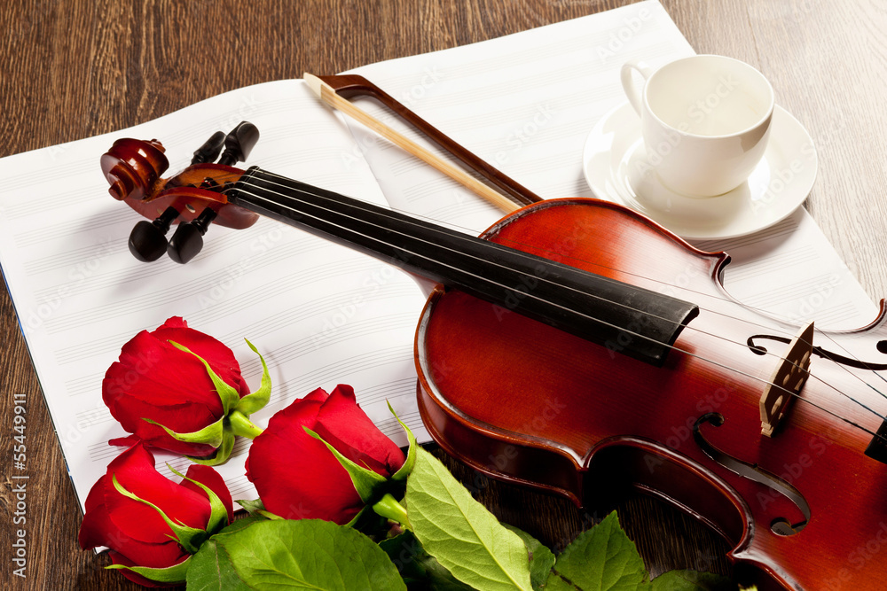 Fototapeta premium Red roses and a violin