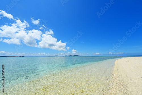 野甫島の美しい珊瑚の海と夏空 © sunabesyou