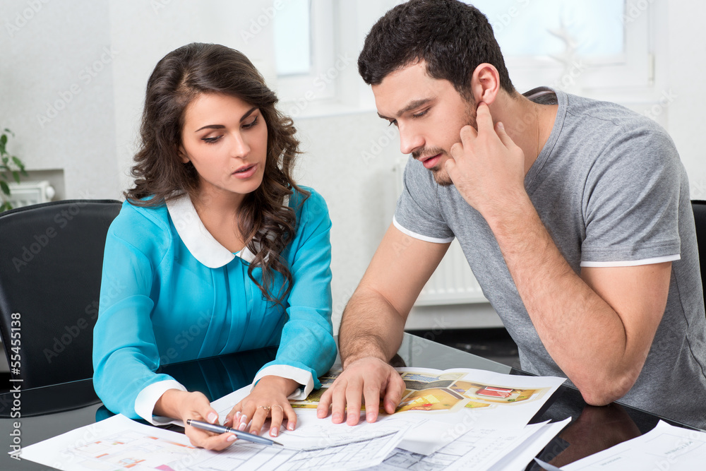 Fototapeta premium couple is considering future apartment design