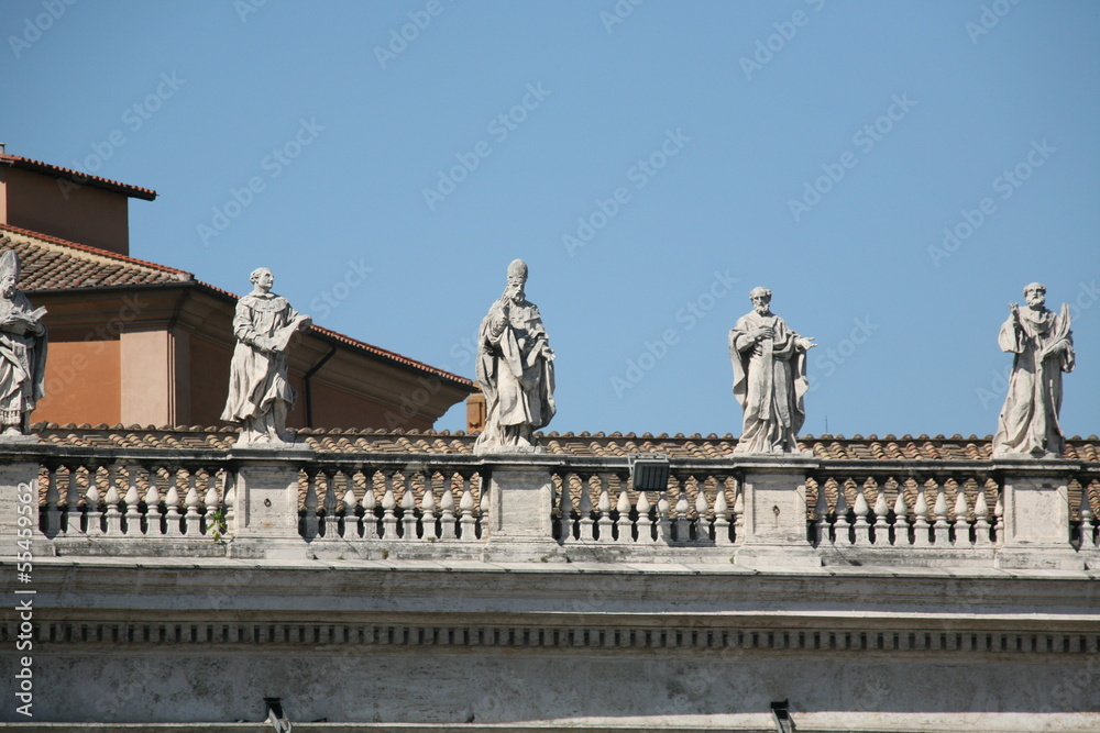 Statues couronnant la colonnade Saint-Pierre de Rome