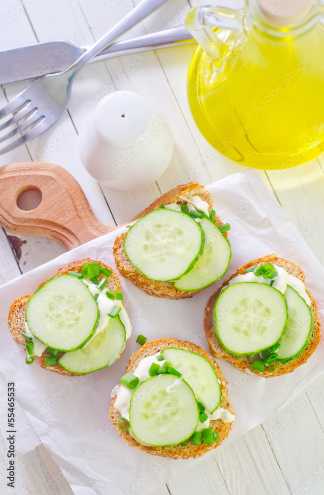 bread with cucumber