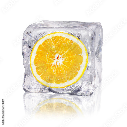 Orange in einem Eiswürfel