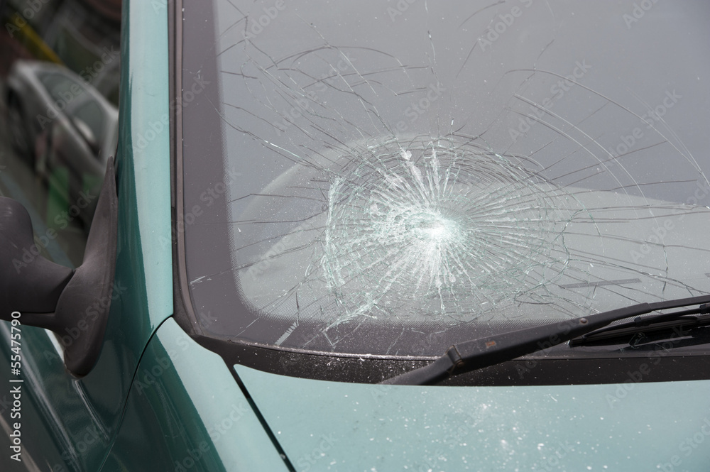 Obraz premium car accident smashed broken windscreen