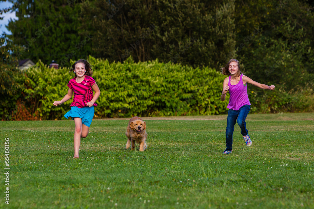 Obraz premium kids racing a dog