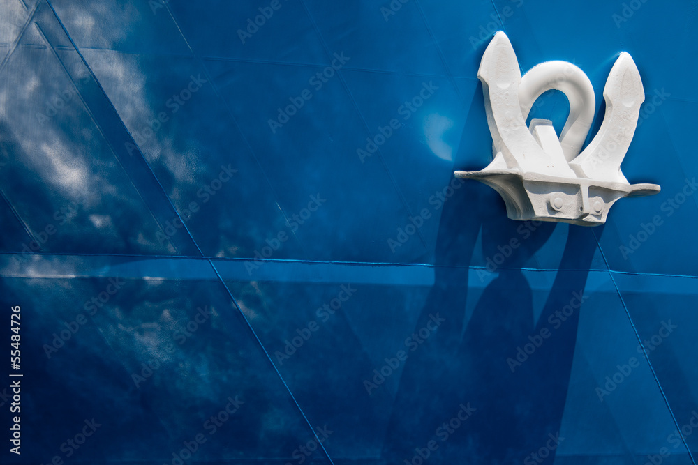 Obraz premium Ancora bianca su nave blu