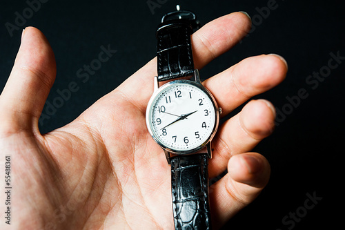 腕時計を持つ手