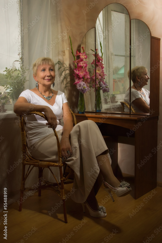 Obraz premium Senior woman in a boudoir
