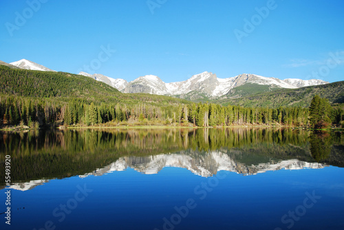 Fototapeta Naklejka Na Ścianę i Meble -  Reflection in Sprague lake, Rocky Mountain National Park, CO