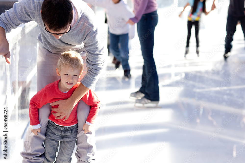 Obraz premium family ice skating