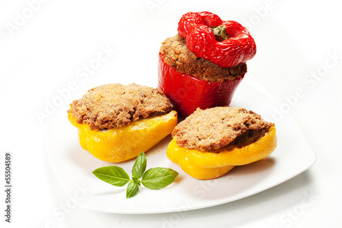 Peperoni ripieni su sfondo bianco
