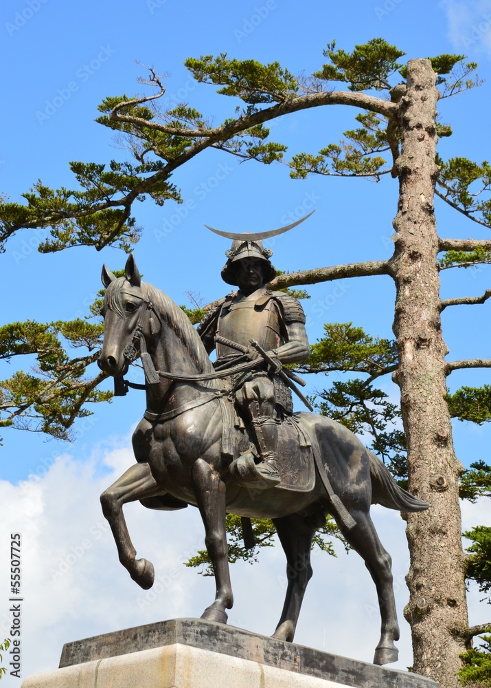 松の木と伊達政宗騎馬像