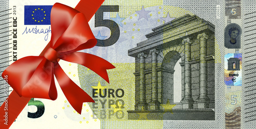 5 Euroschein mit breiten Band an Ecke photo