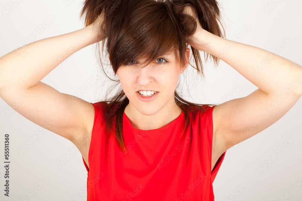 Die junge Frau rauft sich die Haare Die junge Frau rauft sich die Haare