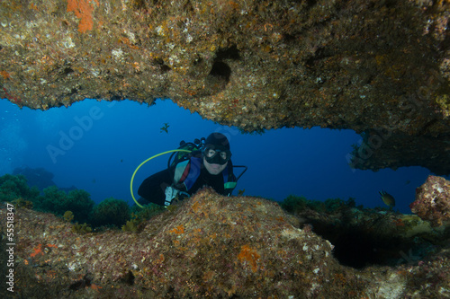 Buceador en cueva