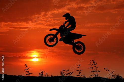 Motocross im Sonnenuntergang