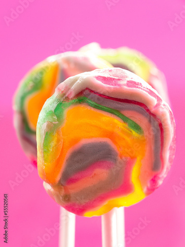 Lollipops vor pinkfarbenem Hintergrund photo