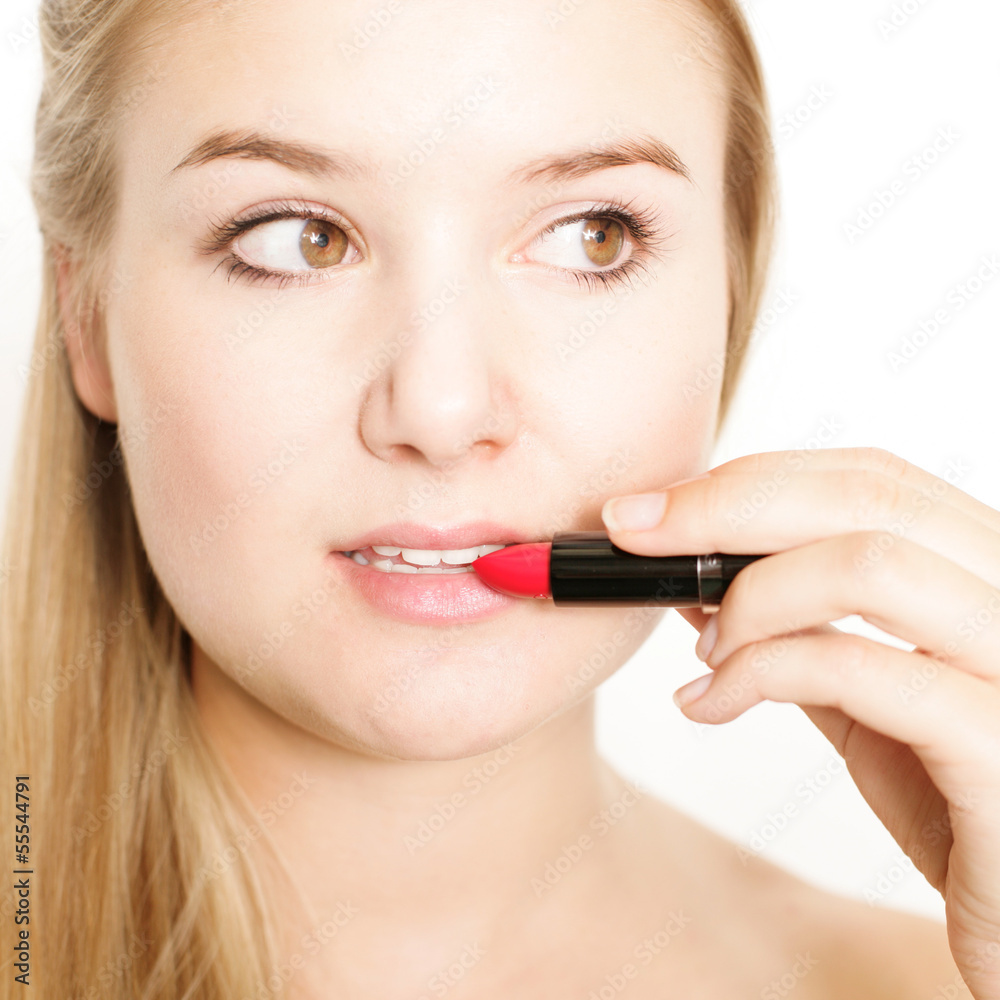 hübsches Mädchen trägt Lippenstift auf hübsches Mädchen trägt Lippenstift auf