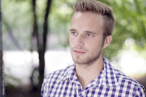 Hübscher Mann in Tracht