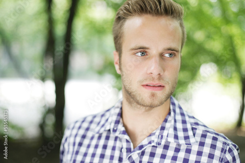 Hübscher junger Mann