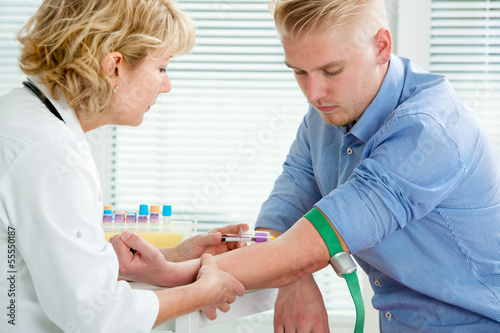 Bilde på lerret Nurse taking blood sample