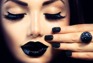 Canvas schilderij Fashion lippen Modemeisje met zwarte caviaar nagellak  © Subbotina Anna
