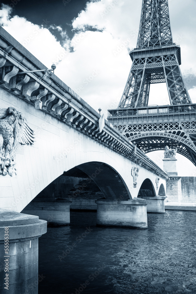 Obraz premium il ponte d'Iena e la torre eiffel vintage