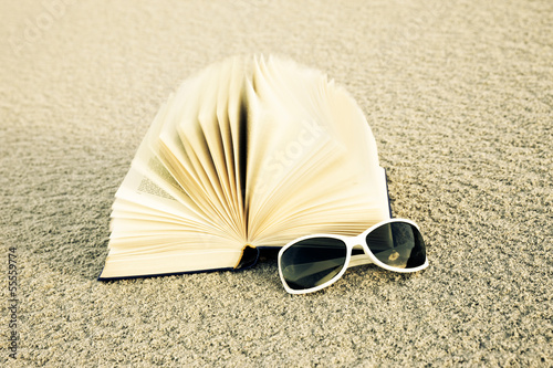 Buch im Sand