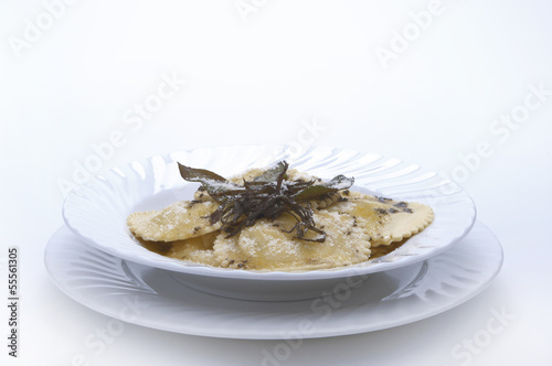 piatto di ravioli con burro e salvia