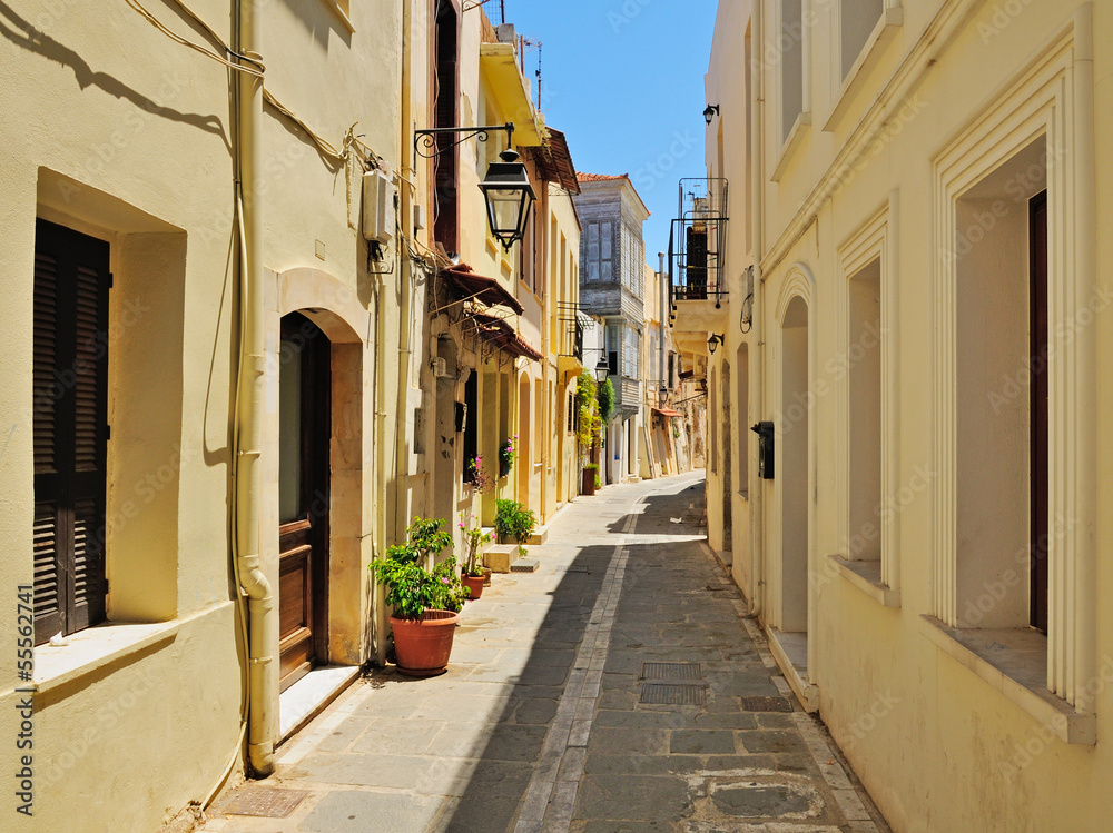 Fototapeta premium Wąska ulica w mieście Rethymno, Kreta, Grecja