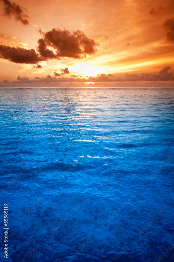 Obraz premium Tropical blue sea water in Maldives