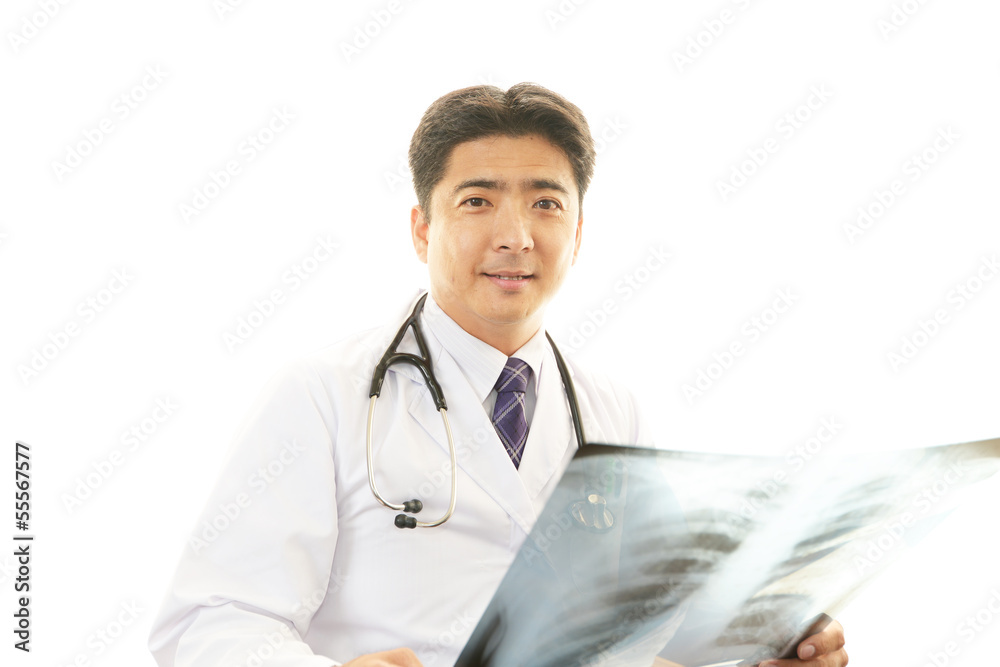 検査中の真剣な表情の医師