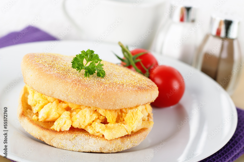 english muffin with scrambled eggs - Engliish Muffin mit Rührei english muffin with scrambled eggs - Engliish Muffin mit Rührei