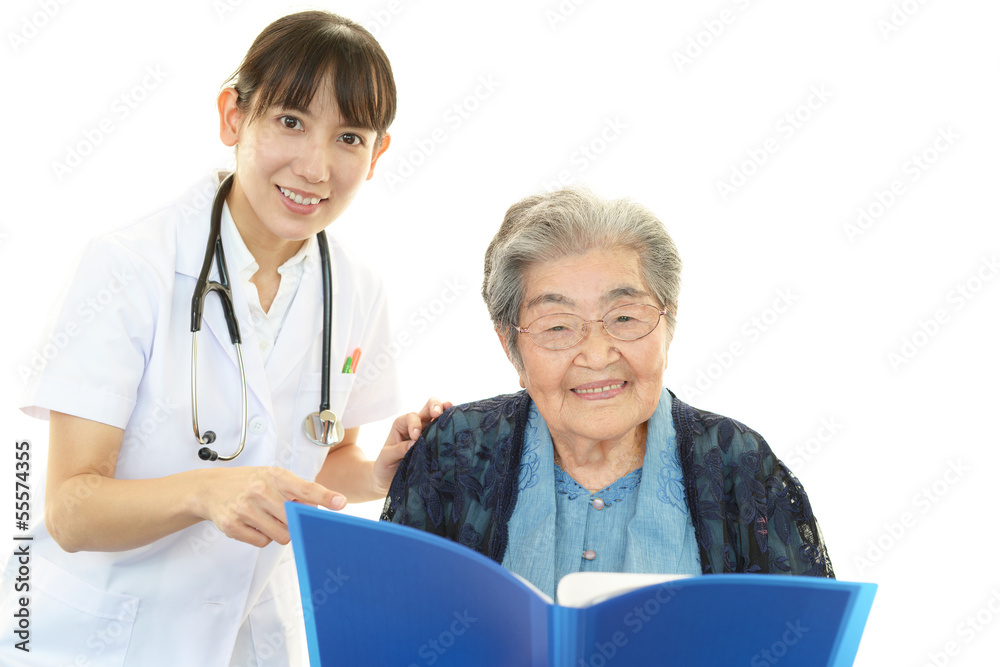 笑顔の女医と高齢者 笑顔の女医と高齢者