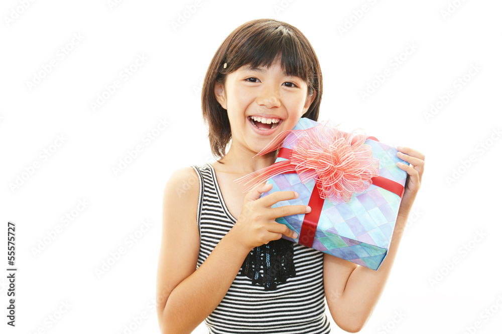 プレゼントを持つ笑顔の女の子 プレゼントを持つ笑顔の女の子