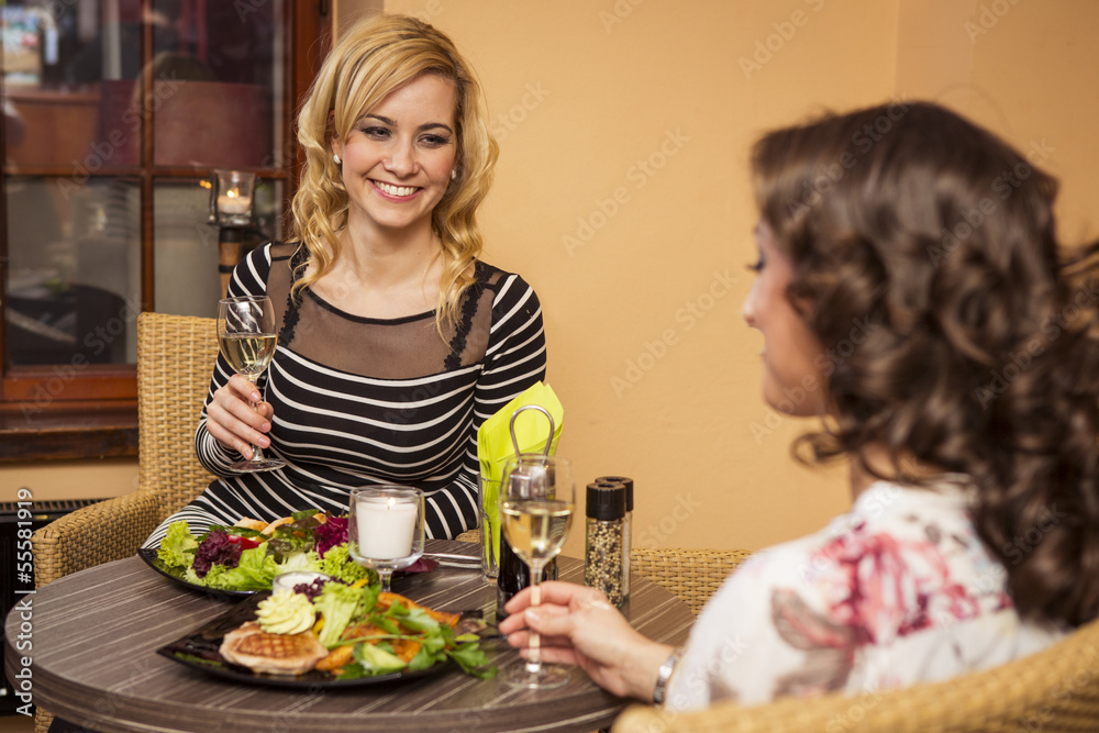 Attraktive junge Frauen im Restaurant