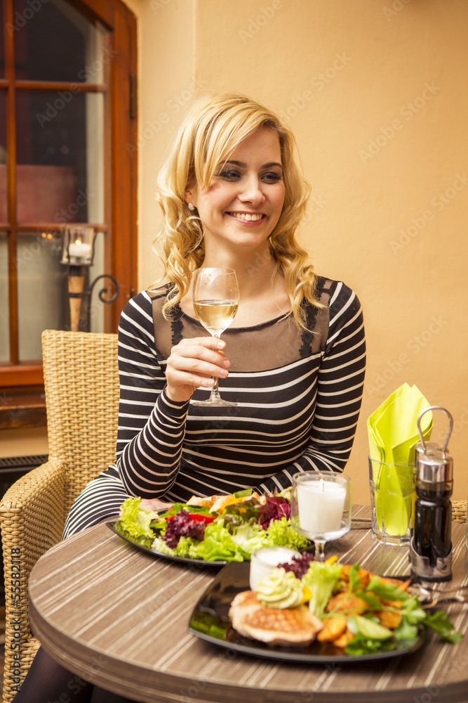 Attraktive blonde Frau im Restaurant