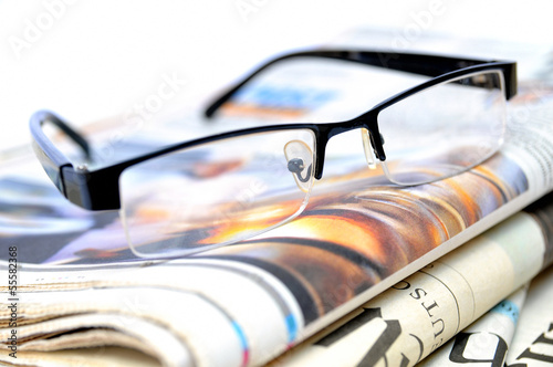 Zeitungen mit Lesebrille